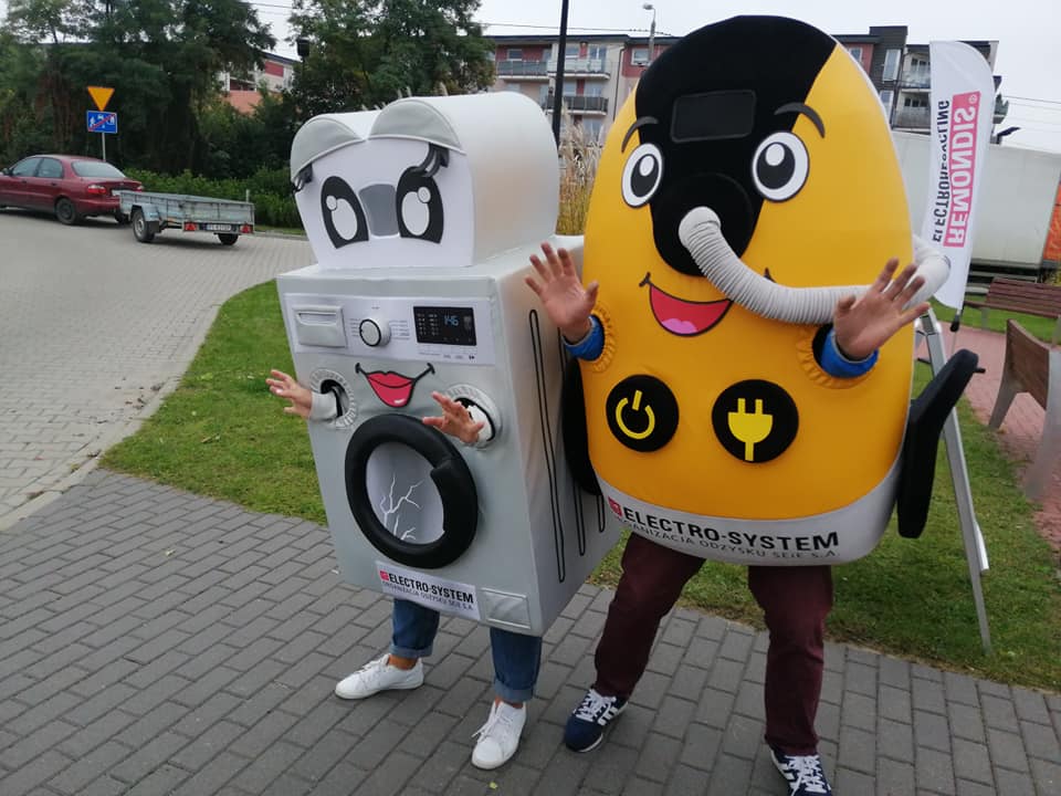 Na fotografii widnieje strój w postaci odkurzacza dla firmy Remondis oraz maskotka w postaci lodówki dla tej samej firmy. Zaprojektowane i wykonane w firmie Elabika